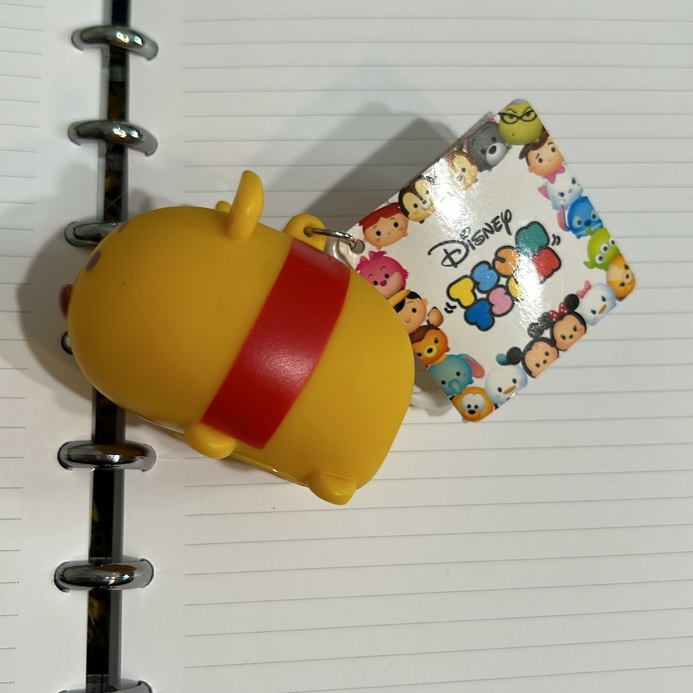 Disney Tsum Tsum - Winnie‎ the Pooh Squeezable Scent Keychain NWT Collectible - Picture 4 of 13
